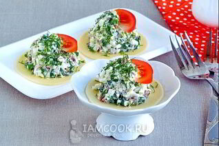 Салат из копченой рыбы на кружочках сыра