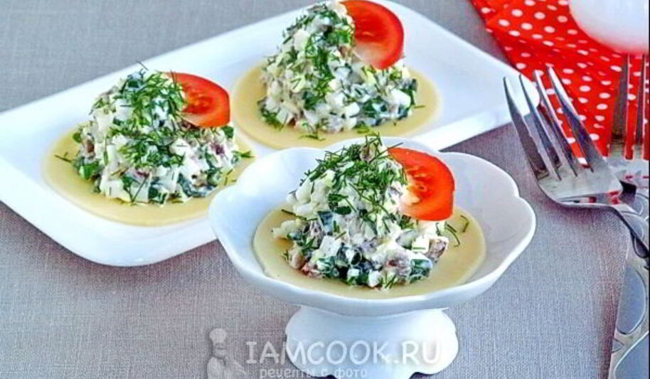 Рецепт салата из копченой рыбы на кружочках сыра