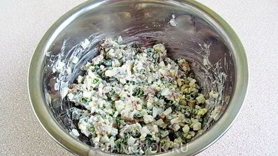 салат из копченой рыбы на кружочках сыра