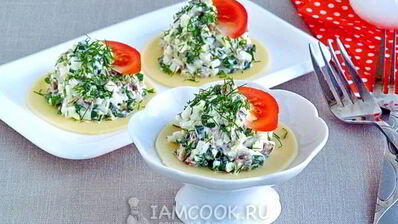 салат из копченой рыбы на кружочках сыра