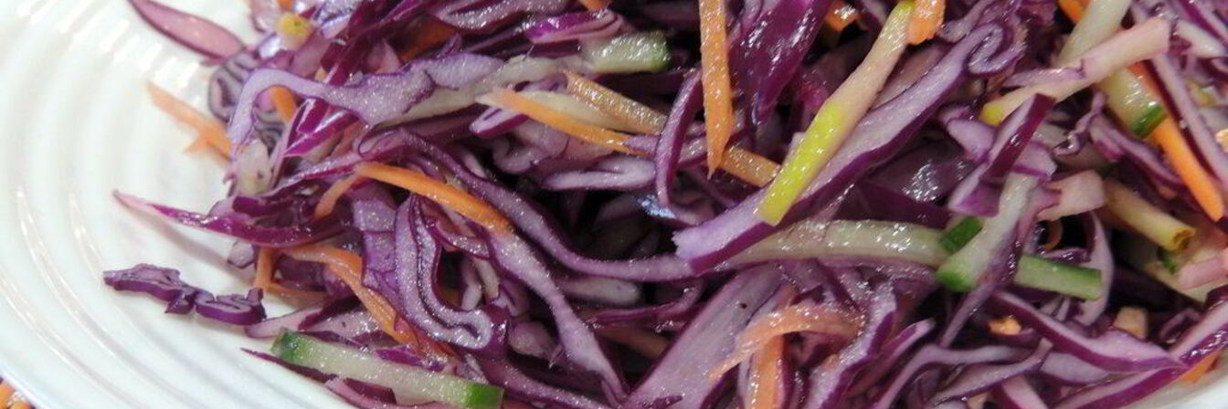 Салат из красной капусты с пикантной заправкой