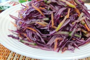 Салат из красной капусты с пикантной заправкой
