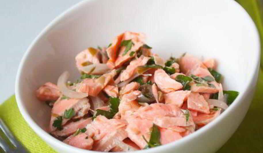 Рецепт салата из лосося с петрушкой и каперсами