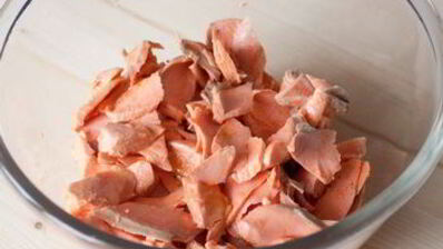 салат из лосося с петрушкой и каперсами