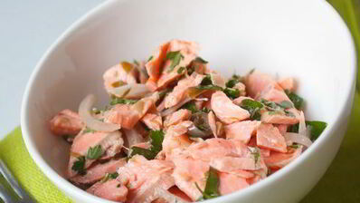 салат из лосося с петрушкой и каперсами