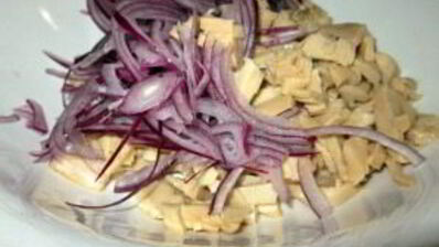 салат из маринованных кальмаров