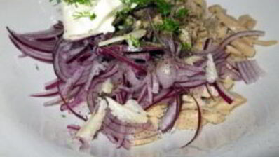 салат из маринованных кальмаров