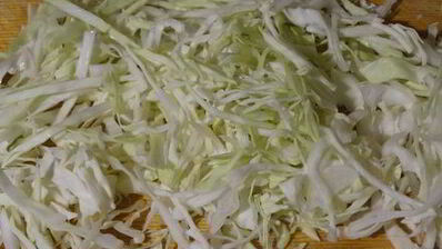 салат из молодой капусты с колбасой