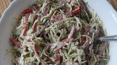 салат из молодой капусты с колбасой