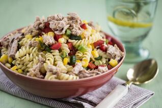 Салат из пасты с тунцом и кукурузой