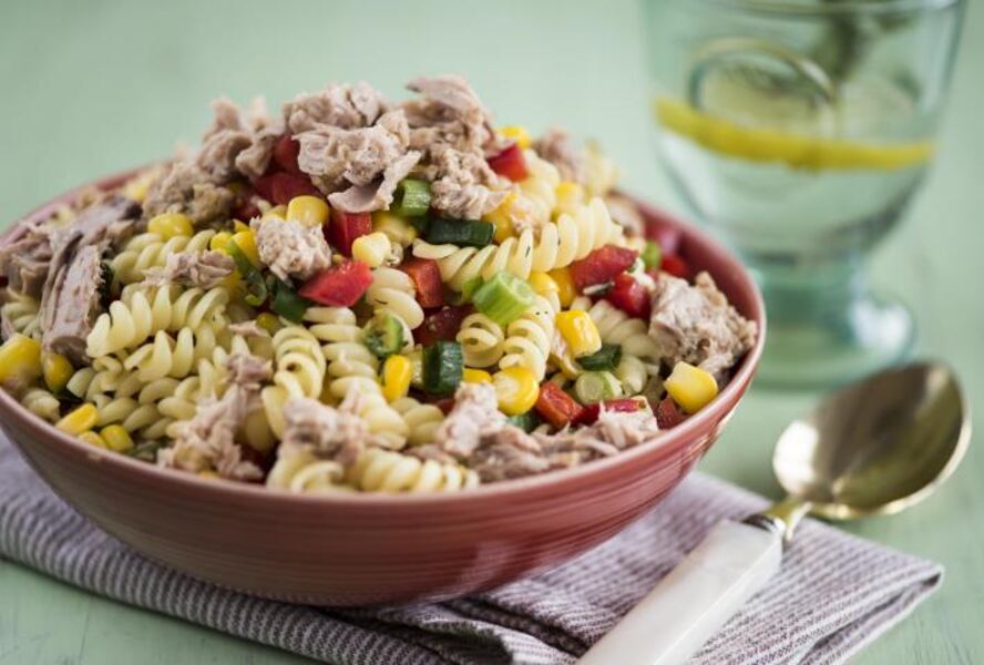 Салат из пасты с тунцом и кукурузой