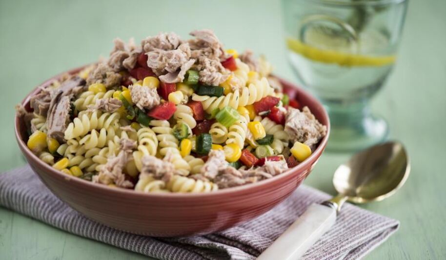 Рецепт салата из пасты с тунцом и кукурузой