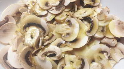 салат из руколы с сырыми шампиньонами