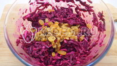 салат из свеклы с чесноком и изюмом