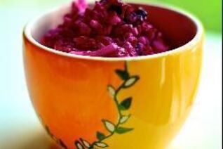 Салат из свеклы с сыром, черносливом и грецкими орехами