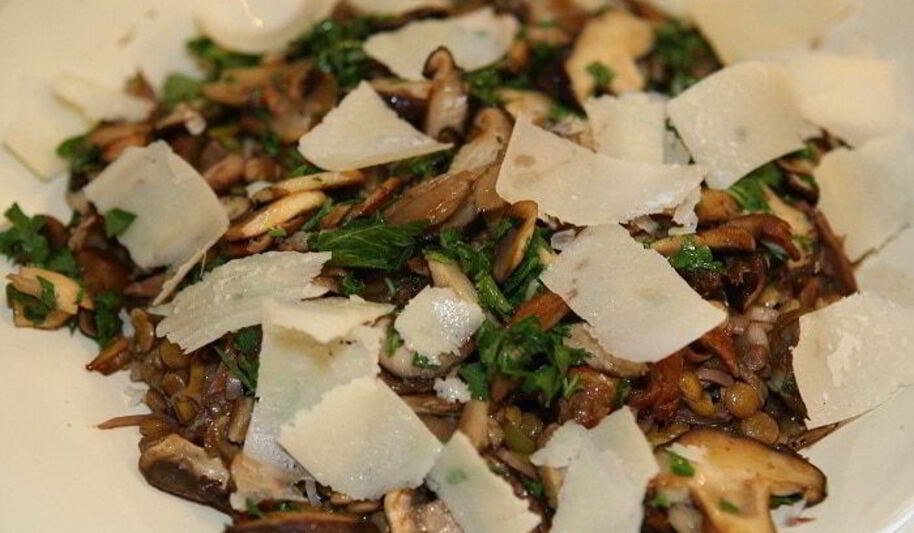 Рецепт салата с чечевицей и грибами