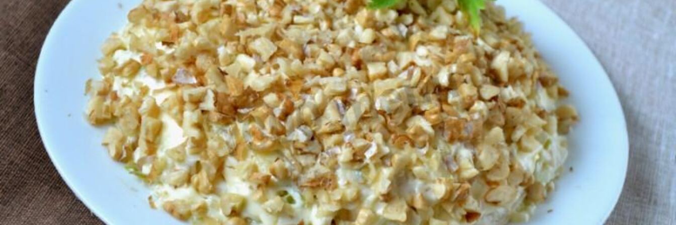 Салат с грецкими орехами слоями