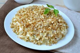 Салат с грецкими орехами слоями