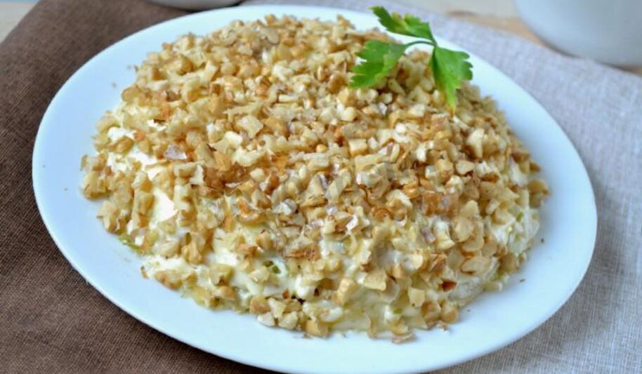 Рецепт салата с грецкими орехами слоями