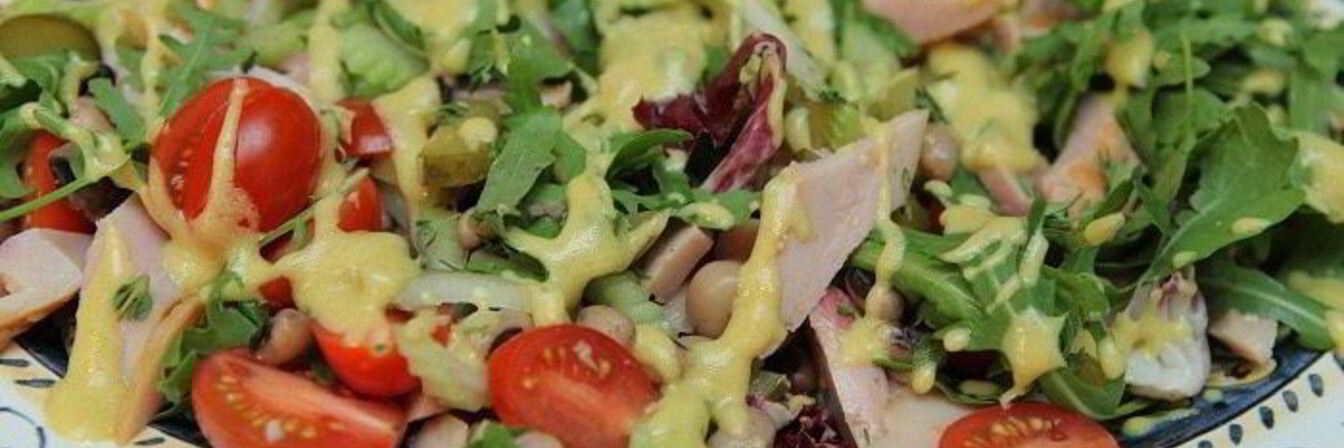 Салат с индейкой, фасолью и огурцами