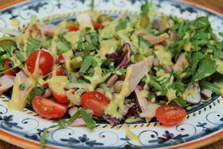 Салат с индейкой, фасолью и огурцами