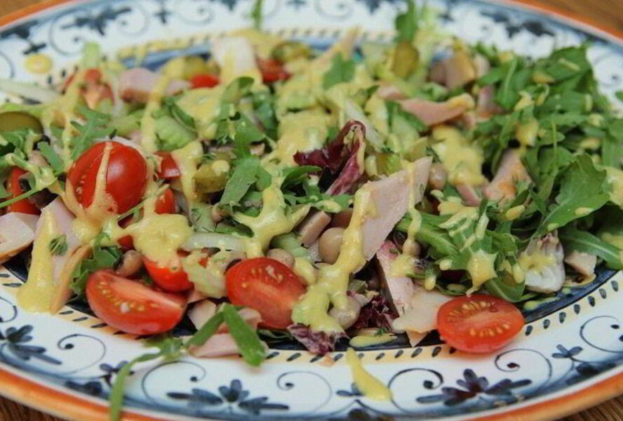 Салат с индейкой, фасолью и огурцами