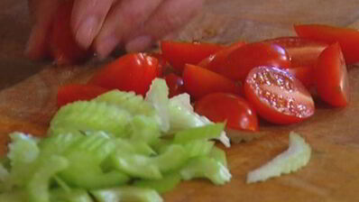 салат с индейкой, фасолью и огурцами