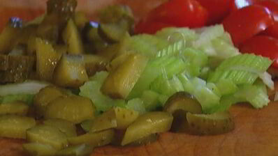 салат с индейкой, фасолью и огурцами