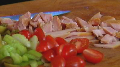 салат с индейкой, фасолью и огурцами