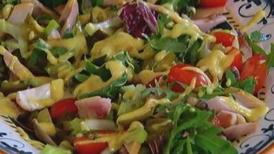 салат с индейкой, фасолью и огурцами