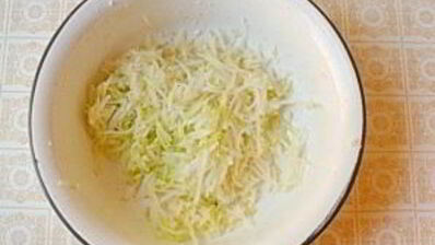 салат с кольраби и корнем петрушки