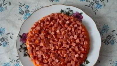 салат с копченой колбасой и морковью
