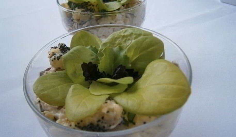 Рецепт салата с курицей, ананасом и маковой заправкой