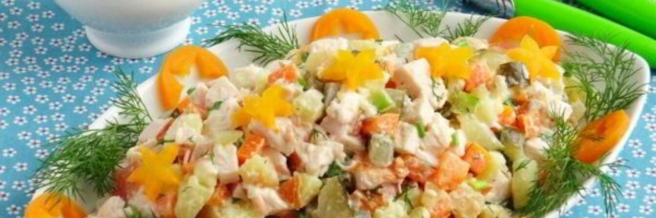 Салат с курицей, морковью и соленым огурцом