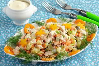 Салат с курицей, морковью и соленым огурцом