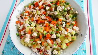 салат с курицей, морковью и соленым огурцом
