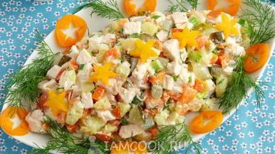 салат с курицей, морковью и соленым огурцом