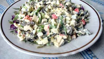 салат с морской капустой и крабовыми палочками
