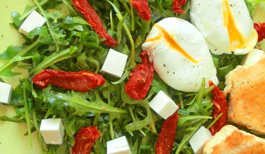 Рецепт салата с рукколой, яйцом-пашот и вялеными помидорами