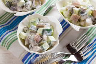 Салат с селедкой и огурцами