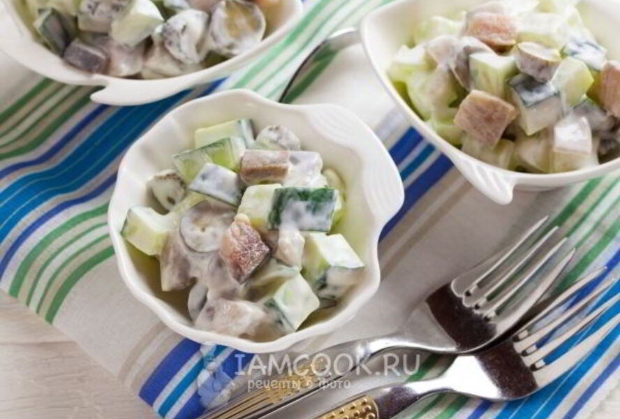 Салат с селедкой и огурцами