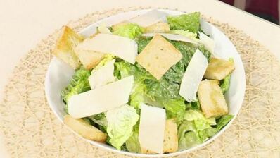 классический салат цезарь