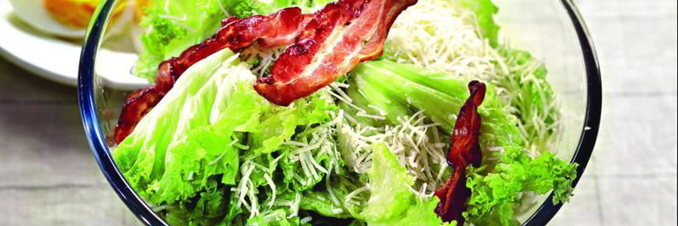 Салат Цезарь с беконом и яйцом