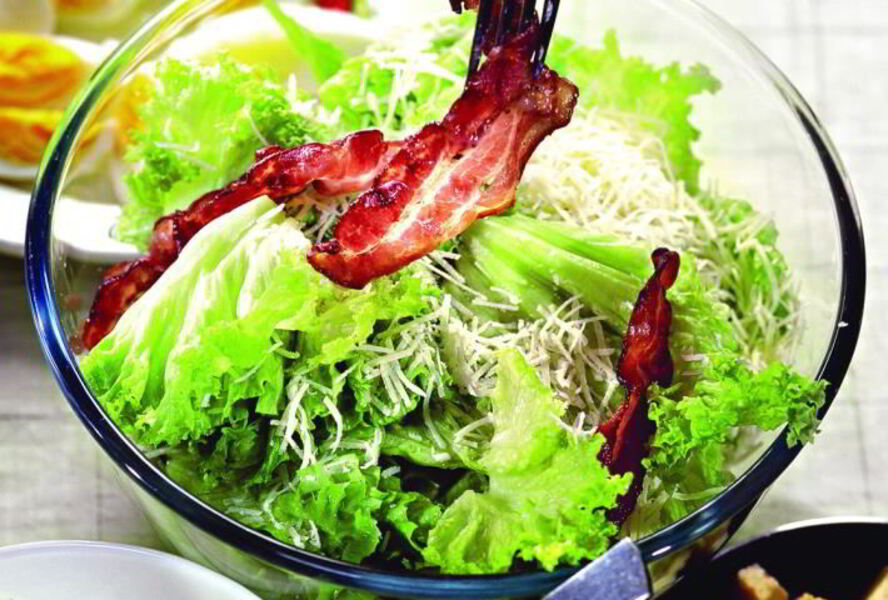 Салат Цезарь с беконом и яйцом