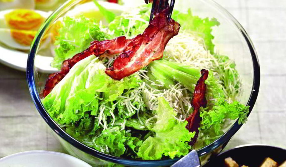 Рецепт салата цезарь с беконом и яйцом