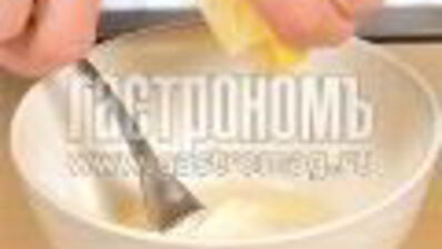 салат цезарь с беконом и яйцом