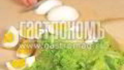 салат цезарь с беконом и яйцом