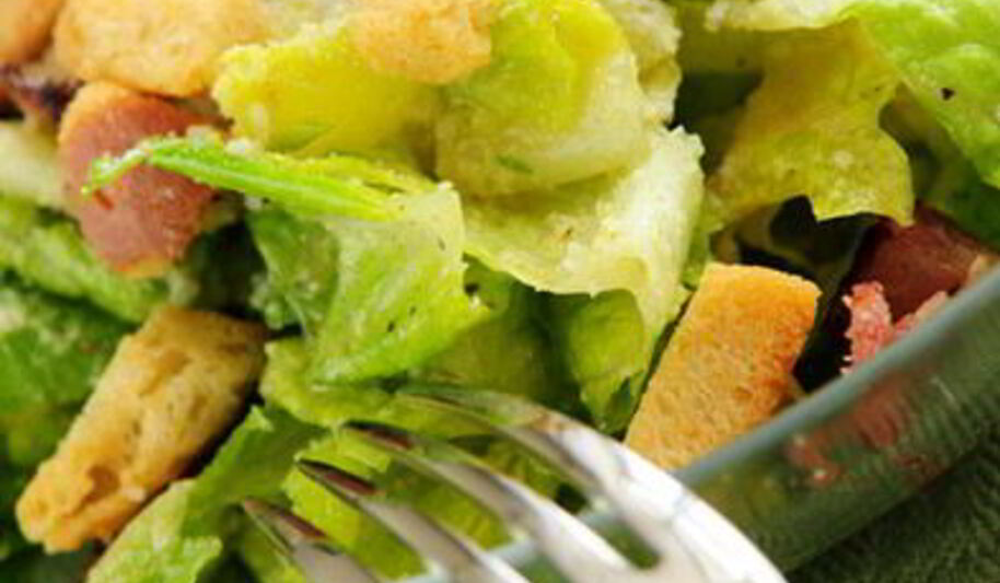 Рецепт салата цезарь с беконом