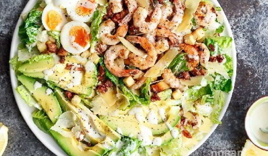 Рецепт салата цезарь с креветками и авокадо