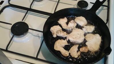 салат цезарь с курицей и домашними сухариками